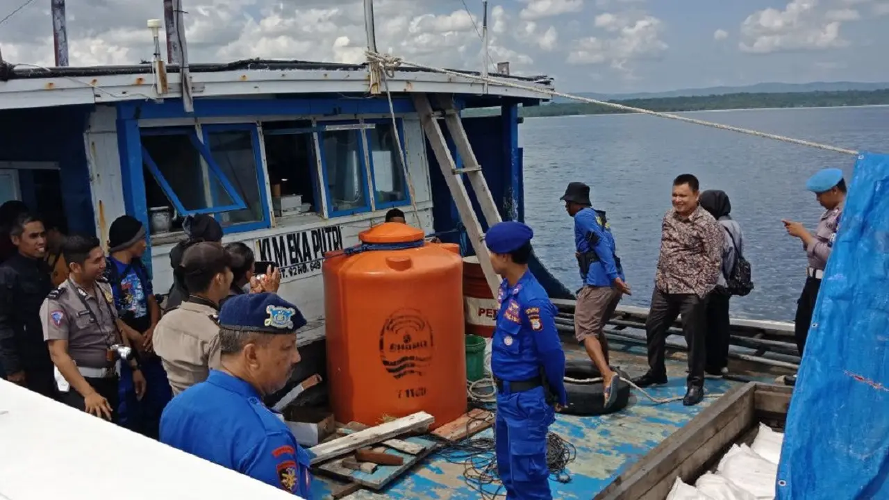 Polisi Selayar tangkap kapal bermuatan 50 ton bahan bom asal Malaysia (Liputan6.com/ Eka Hakim)