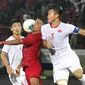 Striker Timnas Indonesia, Beto Goncalves, berebut bola dengan kapten Timnas Vietnam, Que Ngoc Hai, pada laga Kualifikasi Piala Dunia 2022 di Stadion Kapten I Wayan Dipta, Bali, Selasa (15/10). Indonesia kalah 1-3 dari Vietnam. (AFP/Aditya Wany)