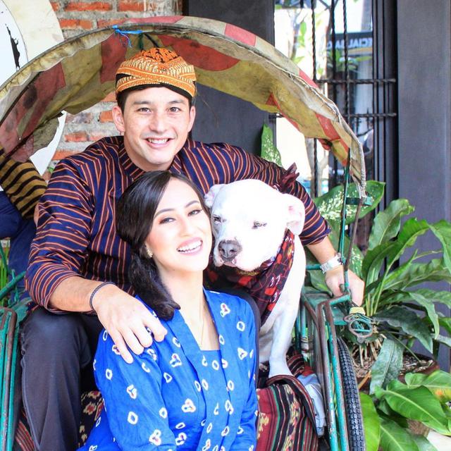Kekasih Pamer Foto Ciuman Dengan Mike Lewis Dalam Busana Khas Jawa Showbiz Liputan6 Com