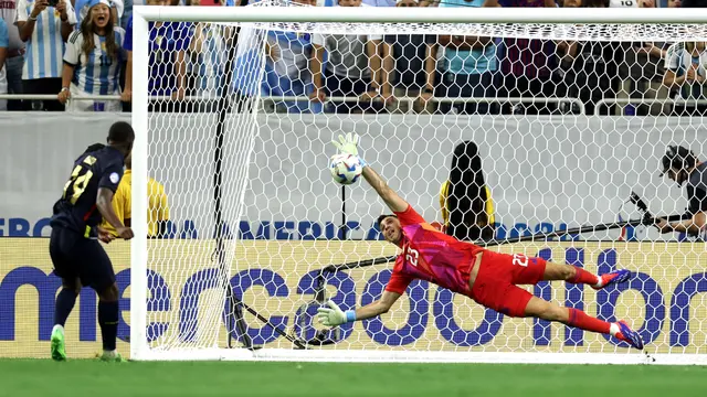 Foto: Lagi-lagi Emiliano Martinez Jadi Juru Penyelamat, Timnas Argentina Melaju ke Semifinal Copa America 2024