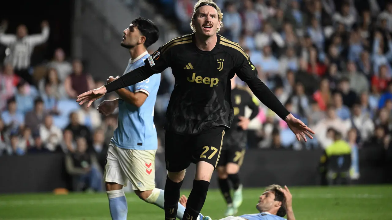 Penyerang Juventus Nick Woltermade merayakan gol ke gawang Celta Vigo di ajang Liga Europa