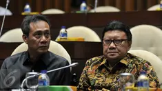 Mendagri Tjahjo Kumolo (kanan) saat menghadiri rapat kerja dengan Komisi II DPR RI di Komplek Parlemen Senayan, Jakarta, Selasa (31/5). Rapat tersebut mengagendakan Pengambilan Keputusan Tingkat I Revisi UU Pilkada. (Liputan6.com/Johan Tallo)