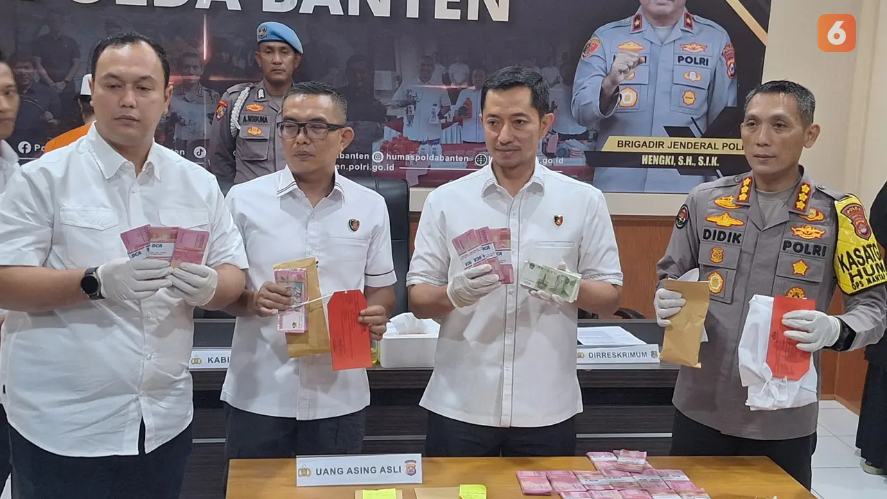 Batang Bukti Uang Palsu dari Dukun Palsu ditunjukkan Polda Banten. (Kamis, 16/01/2025). (Yandhi Deslatama/Liputan6.com).