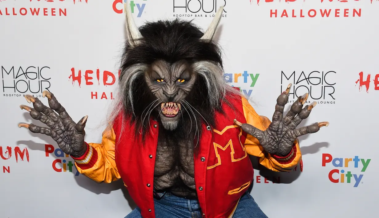 Model asal Jerman, Heidi Klum mengenakan kostum manusia serigala saat menghadiri pesta Halloween di New York, Selasa (31/10). Heidi bahkan sama sekali tak bisa dikenali lewat kostum Halloween-nya tahun ini. (Photo by Evan Agostini/Invision/AP)