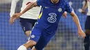 Pemain Chelsea Mateo Kovacic (depan) berebut bola dengan pemain Tottenham Son Heung-min pada pertandingan persahabatan di Stadion Stamford Bridge, London, Inggris, Rabu (4/8/2021). Pertandingan berakhir imbang 2-2. (AP Photo/Matt Dunham)