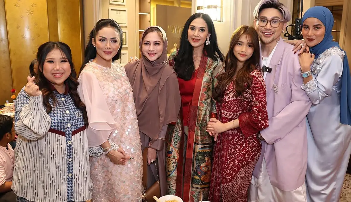 Tampak juga Olla Ramlan yang mengenakan kaftan warna biru muda yang dipadukan dengan pashmina warna biru terang. [@dps_diahpermatasari/@kikysaputrii].