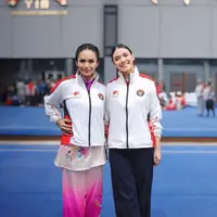 Krisdayanti mengenakan jaket tim Indonesia saat latihan wushu. [@krisdayantilemos]