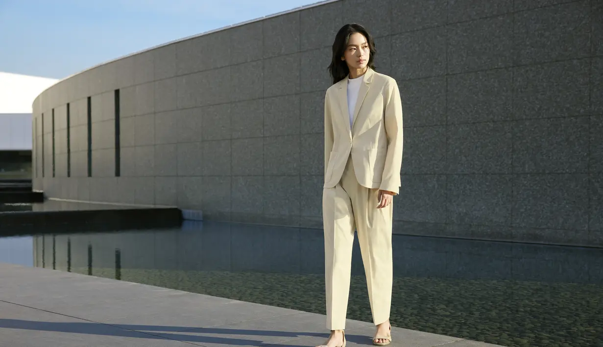 <p>Untuk occassion yang sedikit lebih formal, kamu bisa memadukan Jaket Ultra Light dengan t-shirt dan celana relax lipit. Tidak hanya sekadar effortless, look ini menjadi multifungsi untuk bisa diaplikasikan pada occassion yang lebih santai.</p>