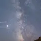 Foto eksposur panjang yang diabadikan pada 13 Agustus 2020 ini menunjukkan hujan meteor Perseid di Taman Geologi Nasional Danxia Zhangye di Zhangye, Provinsi Gansu, China barat laut. (Xinhua/Zhong Xiaoliang)