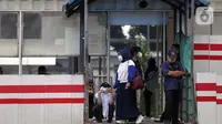 Warga mengenakan masker menunggu kedatangan bus Transjakarta di Halte Setabudi Utara jalan HR Rasuna Said, Jakarta, Jumat (25/6/2021). Hari ini Jumat (25/6), Provinsi DKI Jakarta mencatat penambahan kasus konfirmasi positif Covid-19 sebanyak 6.934 orang. (Liputan6.com/Helmi Fithriansyah)