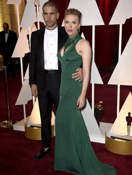 Melansir PEOPLE.com, Scarjo dan Romain akan bercerai dan dokumen cerai mereka pun telah diajukan ke pengadilan. Namun keduanya tidak memersalahkan hak asuh putri kecilnya itu, Rose Dorothy Dauriac. (AFP/Bintang.com)