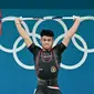 Keberhasilan Rizki Juniansyah meraih medali emas di Olimpiade 2024 bisa dibilang spektakuler. Tak sembarang atlet bisa melakukannya. Bayangkan saja, Rizki langsung merebut medali emas pada penampilan debutnya di Olimpiade. (AFP/Miguel Medina)