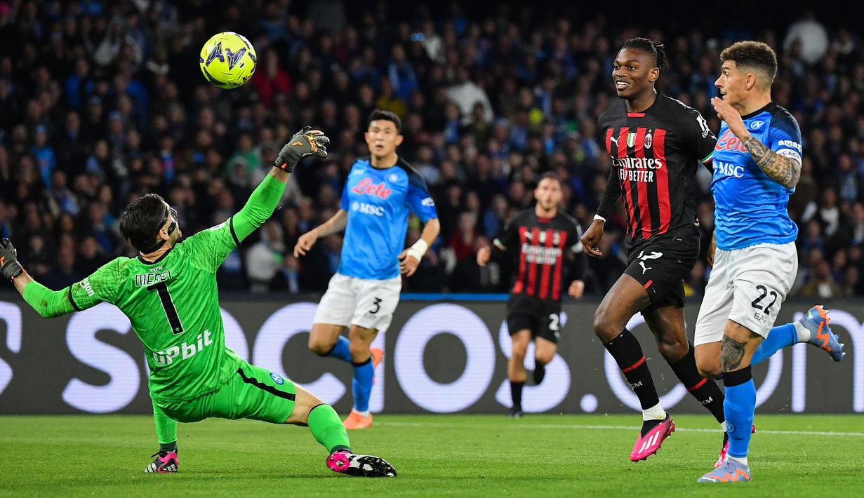 Pemain AC Milan, Rafael Leao mencetak gol pertama timnya ke gawang Napoli pada laga pekan ke-28 Liga Italia 2022/2023 yang berlangsung di Stadio Diego Armando Maradona, Senin (03/04/2023) dini hari WIB. AC Milan menang dengan skor 4-0. (AFP/Tiziana Fabi)