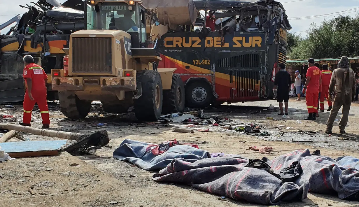 Petugas dibantu penduduk setempat mengevakuasi korban bus tingkat setelah menabrak mobil-mobil yang diparkir di daerah Arequipa, Peru, Senin (6/1/2020). Sebelum kecelakaan, bus itu berangkat dari Kota Lima menuju Arequipa. (Photo by Javier Casimiro / AFP)