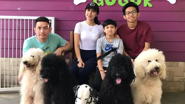 Jarang Tersorot, Ini 6 Potret Harmonisnya Keluarga Aditya Herpavi