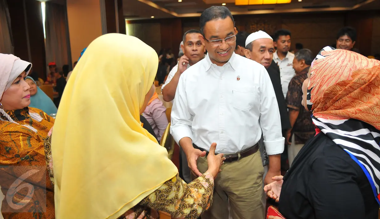 Cagub DKI Jakarta, Anis Baswedan saat berdialog dengan masyarakat Minang yang tinggal di Jakarta, Sabtu (21/1). Dalam dialog tersebut masyarakat Minang yang tergabung dalam DUNSANAK Anies-Sandi siap memenangkan pemilu DKI. (Liputan6.com/Angga Yuniar)