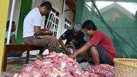Ilustrasi - Pembagian daging kurban pada Idul Adha. (Foto: Liputan6.com/Muhamad Ridlo)