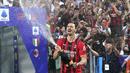 Pemain AC Milan Zlatan Ibrahimovic merayakan kemenangan atas Sassuolo pada pertandingan sepak bola Liga Italia di Stadion Mapei Reggio Emilia, Italia, 22 Mei 2022. AC Milan juara Liga Italia usai mengalahkan Sassuolo dengan skor 3-0. (Spada/LaPresse via AP)