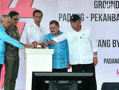 Presiden Joko Widodo menekan tombol saat peresmian pembangunan jalan tol Padang-Pekanbaru di Jalan Padang Bypass Km. 25, Kota Padang, Sumatra Barat, Jumat (9/2). Jalan tol Padang-Pekanbaru memiliki panjang 244 kilometer. (Liputan6.com/Pool/Biro Setpres)
