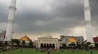 Masjid Raya Bandung makin ramai pengunjung saat Ramadan. Ada 1.000 porsi sajian berbuka tersedia. (Liputan6.com/Huyogo Simbolon)