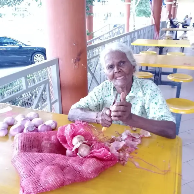 Demi Sambung Hidup, Nenek Usia 84 Tahun Ini Rela Kerja Mengupas Bawang