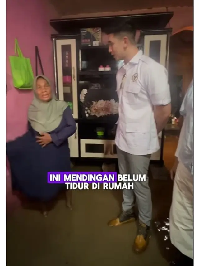 6 Potret Verrell Bramasta Ngabuburit Tinjau Banjir Bekasi, Bantu Warga Terdampak