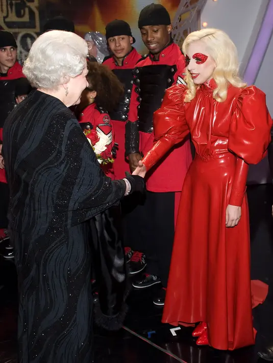 Ini adalah Lady Gaga di tahun 2009 saat ia bertemu dengan Ratu Elizabeth. Lady Gaga mengenakan gaun lateks merah rancangan Atsuko Kudo. Foto: Website.