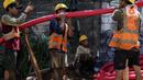 Pekerja informal melakukan pengerjaan menarik kabel di Jakarta, Kamis (2/12/2021). Kementerian Ketenagakerjaan (Kemnaker) menegaskan tidak hanya menyiapkan program bagi pekerja formal seperti Bantuan Subsidi Upah (BSU), tetapi juga bagi pekerja informal. (Liputan6.com/Johan Tallo)