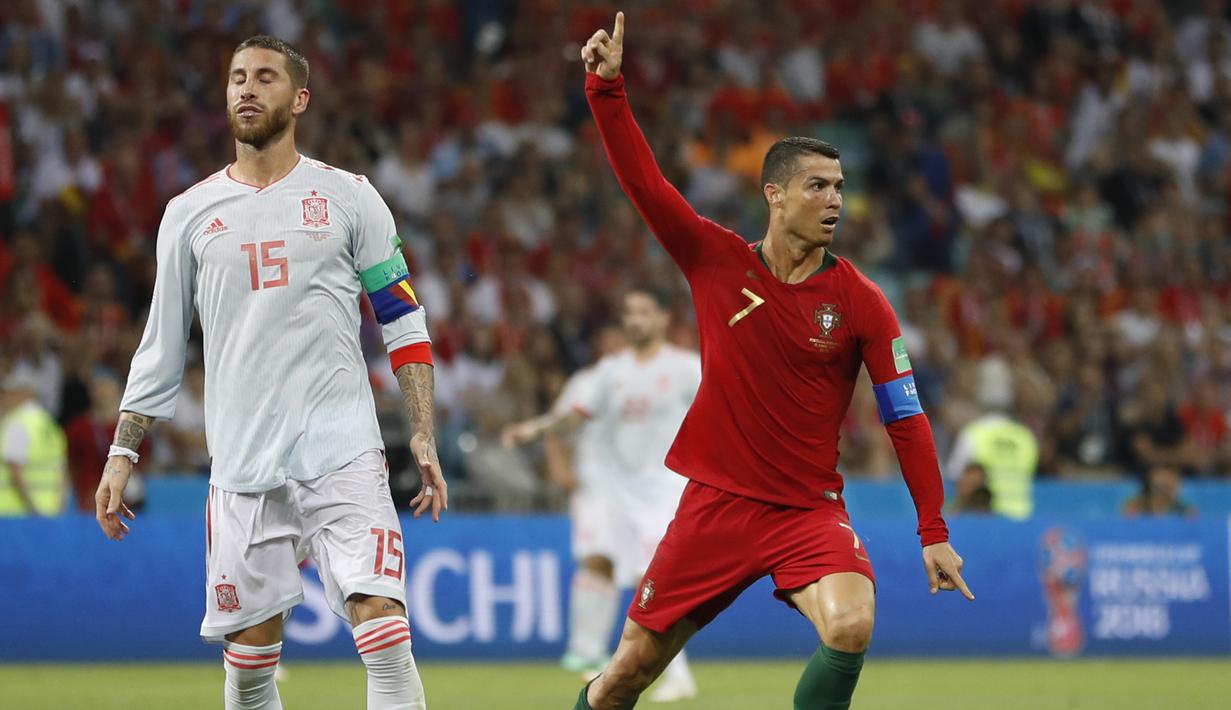 Bintang Portugal, Cristiano Ronaldo, merayakan gol yang dicetaknya ke gawang Spanyol pada laga Grup B Piala Dunia di Stadion Fisht, Sochi, Jumat (15/6/2018). CR 7 pencetak hattrick perdana Piala Dunia 2018. (AP/Francisco Seco)