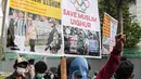 Massa Aliansi Mahasiswa Islam (AMI) longmarch saat menggelar aksi di depan Kedutaan Besar China, Jakarta, Jumat (14/1/2022). Massa meminta pemerintah Indonesia untuk berbicara menentang genosida yang terjadi pada muslim Uighur di Xinjiang. (Liputan6.com/Faizal Fanani)