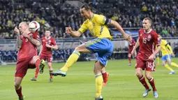 Striker Swedia, Zlatan Ibrahimovic, berusaha mencetak gol ke gawang Denmark pada laga play-off Piala Eropa 2016 di Friends Arena, Swedia, Minggu (15/11/2015) dini hari WIB. (AFP Photo/Jonathan Nackstrand)
