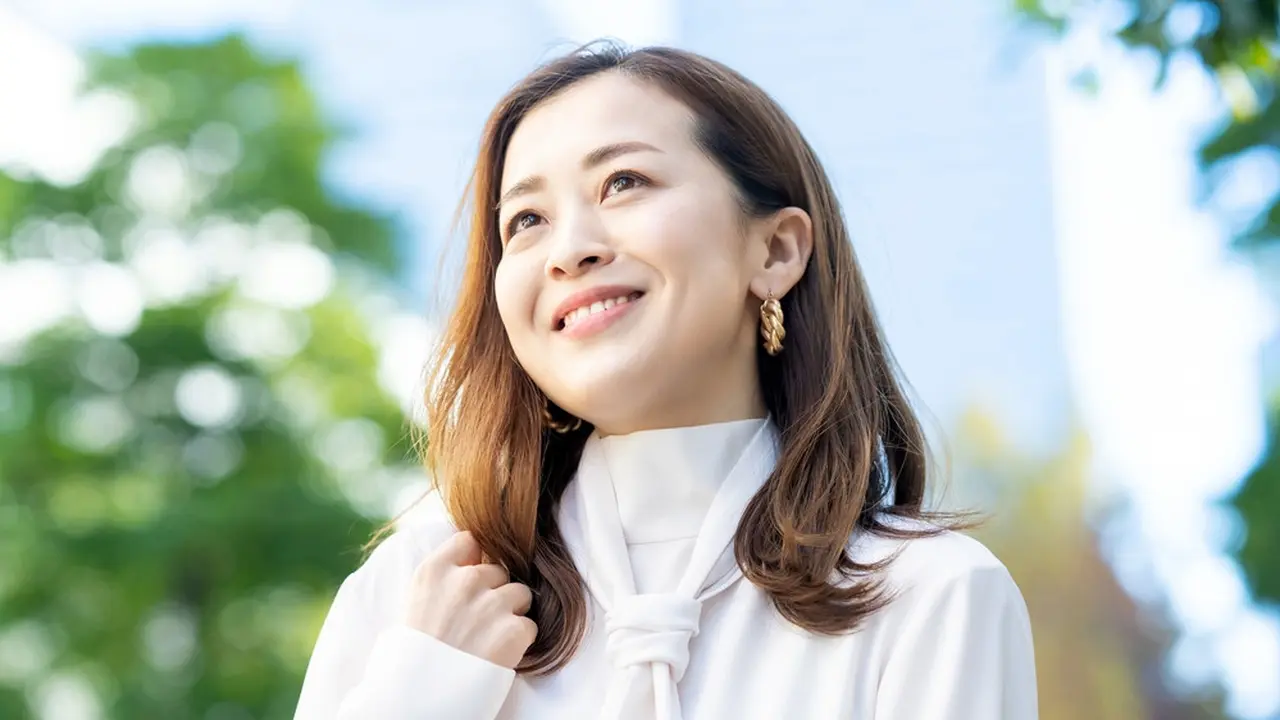 cantik tersenyum bahagia karir bekerja
