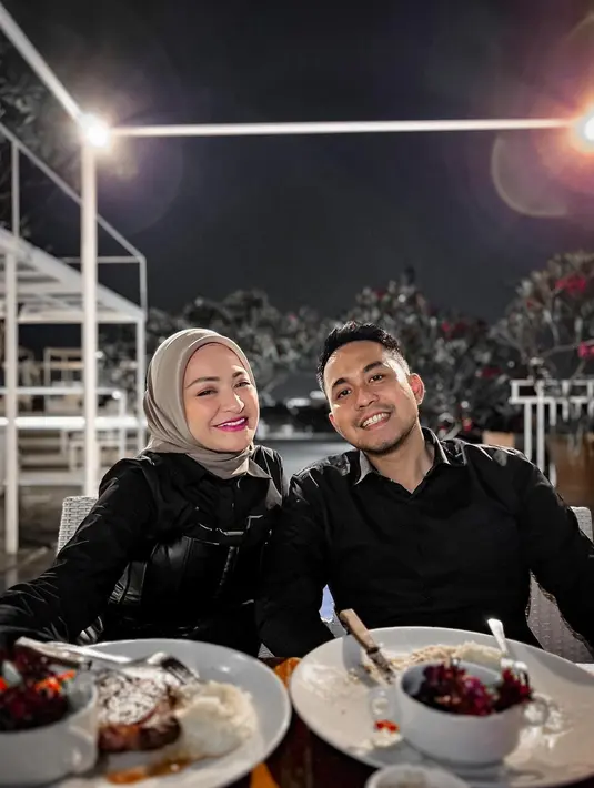 Nathalie Holscher akhirnya kembali kepelukan sang mantan, Faris. Mereka pun baru saja dinner romantis. Berikut potret mesra keduanya: [foto: instagram/nathalieholscher]