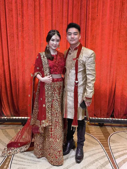 "It is important for us to have a wedding with our family and loved ones around. In respect to everybody, yang juga lagi berjuang melawan Covid-19, we don't think our wedding should be held at this moment," jelasnya lagi. (Instagram/karbearv)