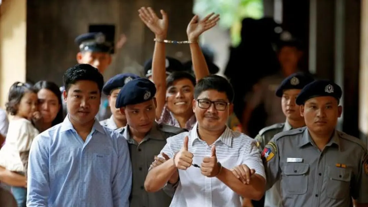 Dua jurnalis yang ditahan kaena meliput krisis Rohingya, Wa Lone (depan bebaju putih) dan Kyaw Soe Oo (belakang mengangkat tangan), resmi dibebaskan pemerintah Myanmar (AFP)