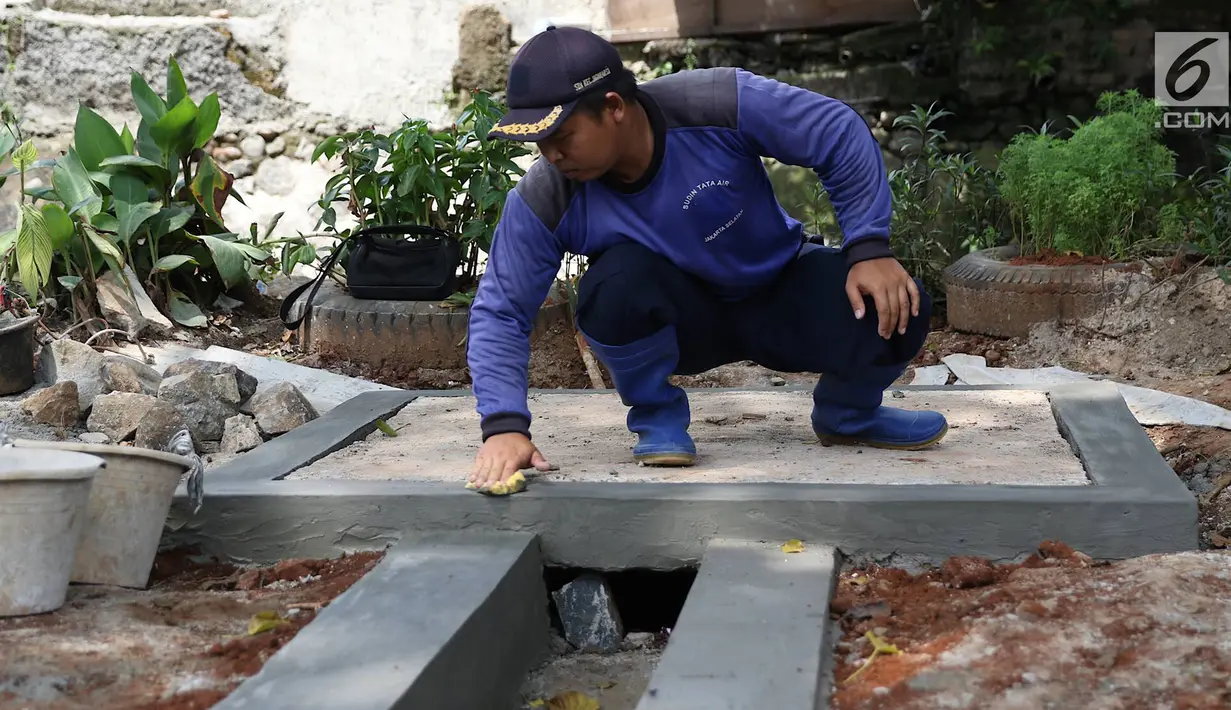 Petugas membuat sumur resapan di kawasan Lenteng Agung, Jakarta, Rabu (20/3). Pembuatan sumur resapan di kawasan tersebut bertujuan mengurangi genangan air yang timbul setiap hujan deras. (Liputan6.com/Immanuel Antonius)