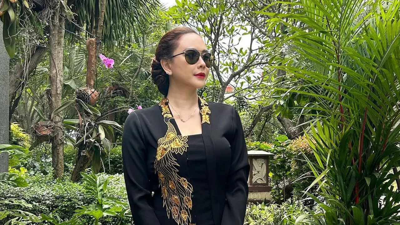 Aura Kasih Pakai Kebaya
