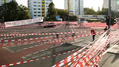Aktivis iklim memblokir Jembatan Jannowitz di Berlin, Jerman, Jumat (20/9/2019). Aksi ini digelar dalam rangka protes terhadap perubahan iklim global. (AXEL SCHMIDT/AFP)