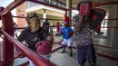 Para nenek berlatih tinju pada Boxing Gogos di Cosmo City, Johannesburg, Selasa (19/9/2017). Berkat latihan rutin yang dipimpin Claude Maphosa ini para lansia berhasil sembuh dari penyakit dan hidup lebih sehat. (AFP/Gulshan Khan) 