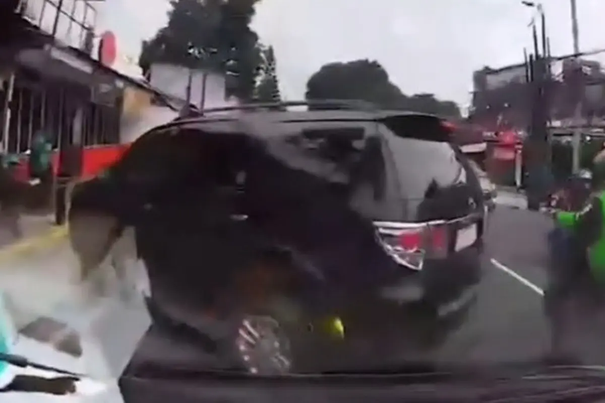 Tangkapan layar sebuah mobil Toyota Fortuner menutup laju kendaraan ambulance yang membawa pasien ke rumah sakit di wilayah Depok.