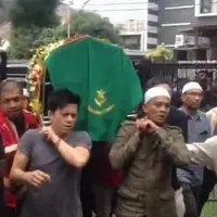 Ariel NOAH Ikut Gotong Keranda Ayahanda