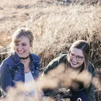 Memanusiakan sesama manusia serta empati yang tinggi menjadi salah satu tanda kecerdasan interpersonal yang tinggi. (Foto: Unsplash.com/Priscilla Du Preez 🇨🇦)