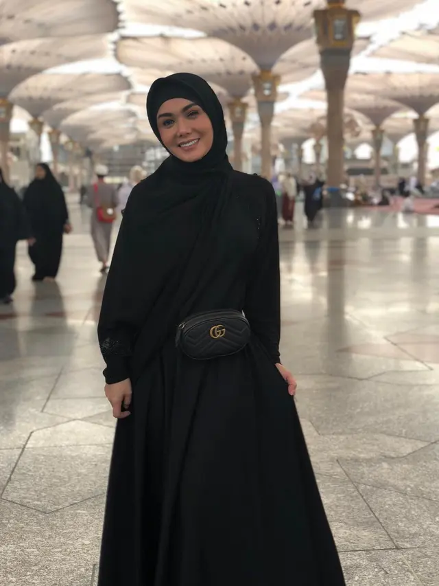 7 Inspirasi Gaya Hijab Yuni Shara, Simple Banget