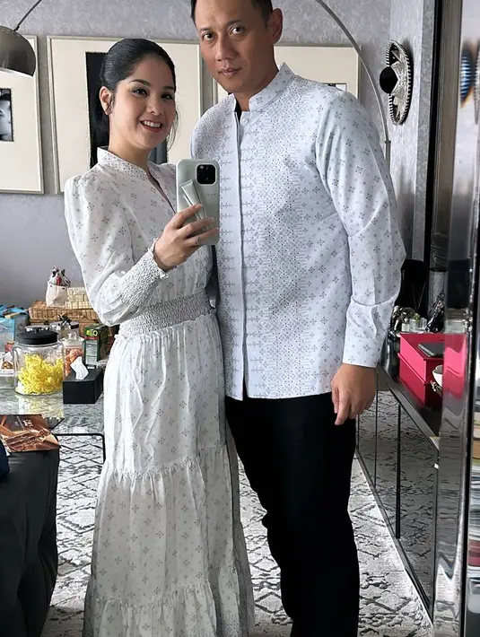 Annisa Pohan dan suaminya, AHY tampil serasi mengenakan baju Iduladha warna putih dengan corak yang senada. Annisa memilih mengenakan dress ruffle lengan panjang. [@annisayudhoyono]