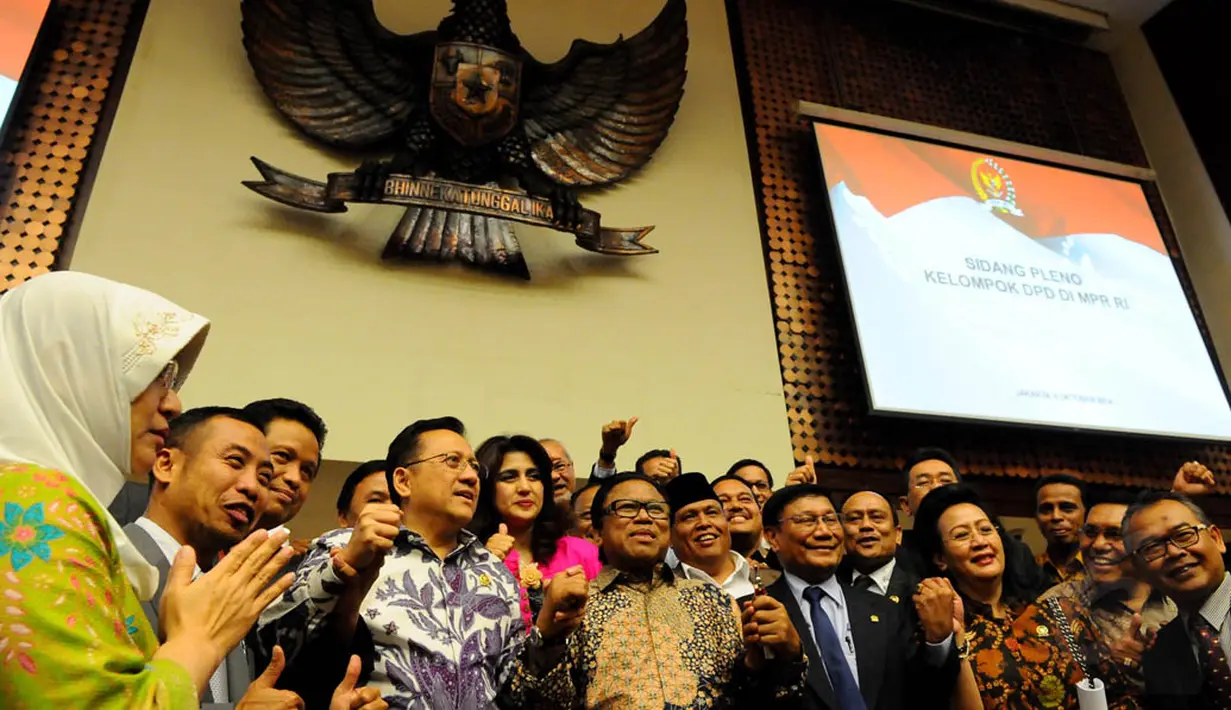 Oesman Sapta (tengah) saat terpilih sebagai calon pimpinan MPR dari unsur DPD melalui mekanisme voting, Jakarta, (6/10/14). (Liputan6.com/Andrian M Tunay)