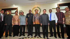 Ketua DPR RI Marzuki Alie (tengah), didampingi sejumlah Gubernur dan Walikota daerah kepulauan usai memaparkan RUU Provinsi Kepulauan, di Kompleks Parlemen Senayan, Jakarta, Kamis (6/10). RUU tersebut akan menjadi prioritas DPR RI disahkan menjadi UU pada