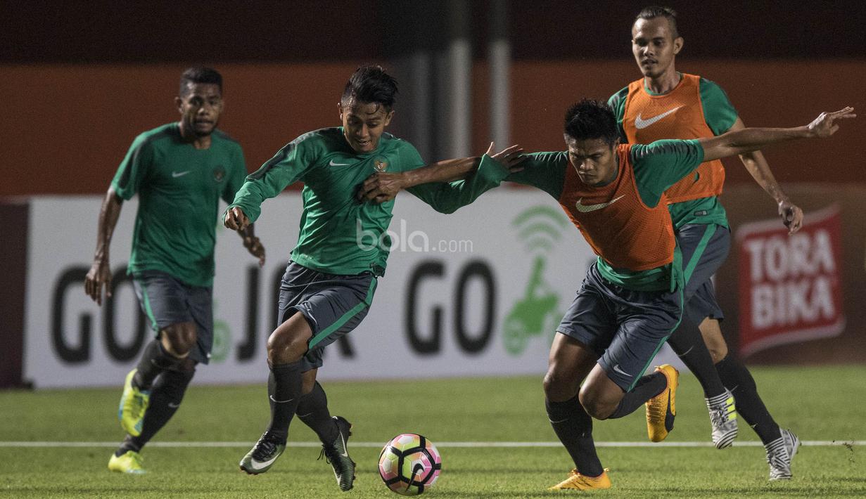 Pemain Timnas Indonesia, Febri Hariyadi, berusaha melewati Fachrudin Aryanto saat latihan di Stadion Maguwoharjo, Sleman, Selasa (11/6/2017). Latihan ini persiapan jelang ujicoba melawan Puerto Rico. (Bola.com/Vitalis Yogi Trisna)