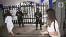 Personel kepolisian bersenjata lengkap melakukan penjagaan di gerbang masuk Gereja Katedral, Jakarta, Kamis (1/4/2021). Sebanyak 150 personel gabungan TNI, Polri dan Satpol PP melakukan pengamanan jelang rangkaian perayaan Hari Paskah di gereja tersebut. (Liputan6.com/Faizal Fanani)