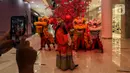Pengunjung mengabadikan Kelompok Barongsai yang beraksi untuk merayakan Tahun Baru Imlek 2572 di Senayan City mall, Jakarta, Jumat (12/2/2021). Selain menghibur, atraksi barongsai juga dipercaya masyarakat Tionghoa mampu mengusir roh-roh jahat yang mengganggu. (Liputan6.com/Johan Tallo)