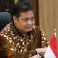 Menteri Koordinator Bidang Perekonomian Airlangga Hartarto saat menyampaikan keynote speech secara virtual pada acara Webinar Akselerasi Inklusi Keuangan Digital Untuk Mendorong Pertumbuhan Ekonomi Nasional, Kamis (7/04/2022).